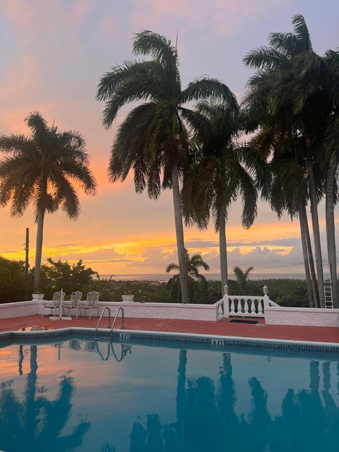 Готель Peaceful Palms Монтего-Бей Екстер'єр фото